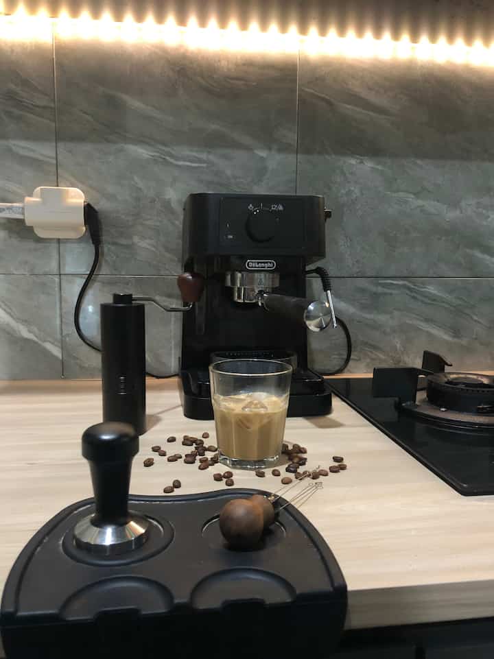 Dua hari ini gloomy sekali, jadi weekend ini aku dan paksu cuma bolak balik kamar-dapur sampe boseenn. 

Tetangga khisaku pada kemana nih ujan2? 

#dapurminimalis 
#dapurimpian 
#coffeecorner
#dekorasidapur
#rumahminimalis
#inspirasidapur 
#mesinkopi