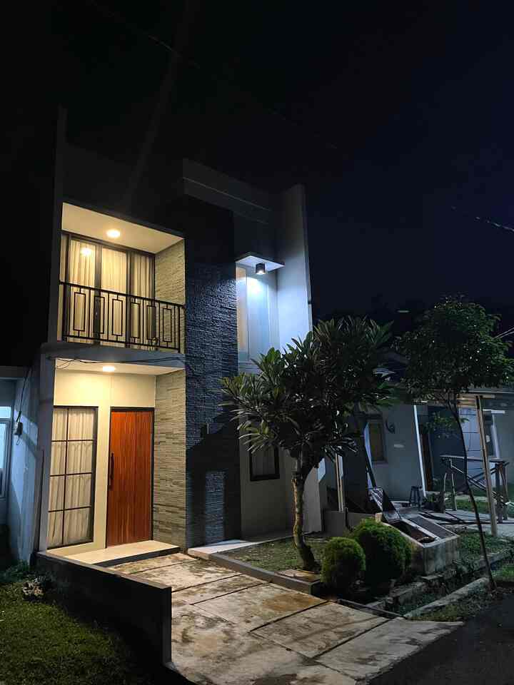 Potret Fasad rumah dimalam hari.
Masih jadi PR kami untuk menyempurnakan teras depan rumah agar dapat difungsikan untuk area berkumpul saat ada teman atau saudara yang berkunjung. 
Masih difikirkan designya bagaimana.

#fasadrumah
#inspirasifasadrumah
#dekoritemfasadrumah
#fasadrumahminimalis
#rumahminimalis
