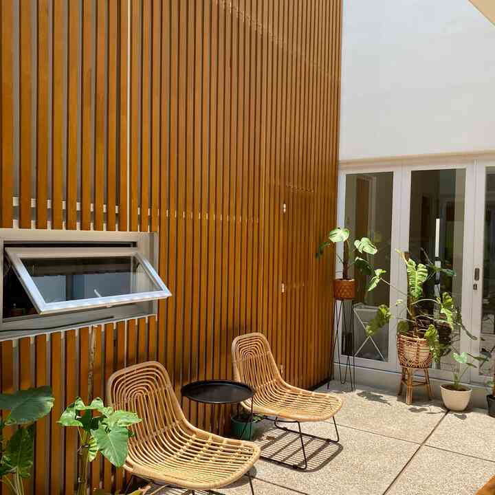 Area void yang terkadang suka berubah ubah sesuai mood. suka sekali ketika matahari sedang benar2 keluar, ketika itu sinar matahari masuk kesegala penjuru rumah #exterior #void #japandi #rumahdenganarsitek #floatingbridge