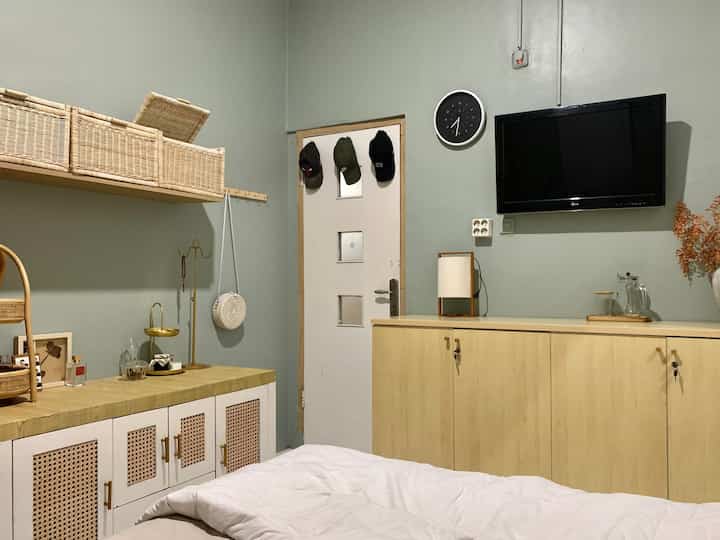 There's something new in my bedroom!😍
The size of the house which is not too large requires me to have lots of organizers so that everything has a place and is always neat.

I just bought this rattan box to add storage space to my room, I adjusted the size to the shelf that is here. So it's neater! Love it!

Hopefully it will inspire🫶🏻✨
#bedroominspiration
#bedroomdecoration
#organizer
#rattanbox
#smallhouse
#smallbedroom