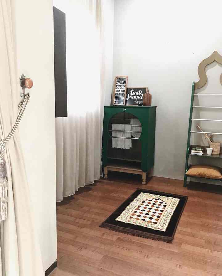 Ini area musholla dirumah , uk. 2,4m x 2,3m , ada set lemari oenyimpanan mukena dan sajadah dengan nuansa hijau , dan saya tambahkan beberapa hiasan dinding, seperti walldeco quote islami dan hiasan dinding berlafaz ayat kursi , ruangan ini sehati2 pasti dipakai untuk tempat ibadah kekuarga, ini salah satu juga ruangan favorit saya

#FavoriteMoment
#FavoriteRooms
#FavoriteDecorItems
#musholla 
#prayerroom 
#inspirasimusholla