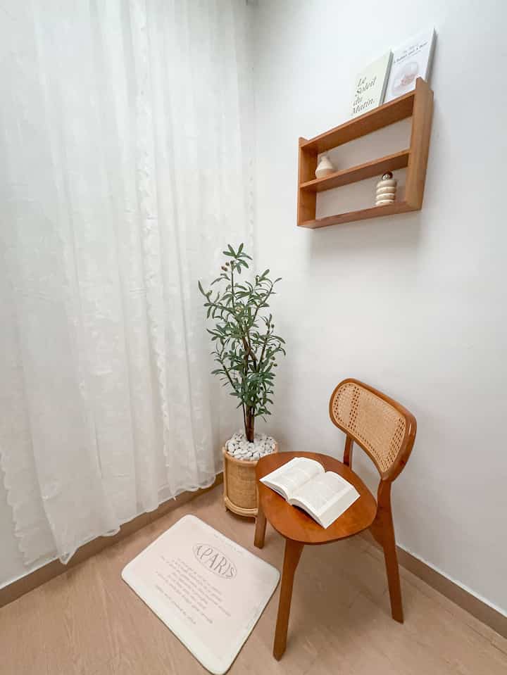 Waktu favoritku itu adalah waktu sore hari bisa duduk di pojokkan ruangan ini. Ku buat pojokkan yang nyaman untuk bersantai sambil membaca buku 🤍

#favoritemoment #favoriteroom #favoritedecoritems #japandi #minimalist #studio #room #roomdecor #studiodecor #decorroom #decorlowbudget #tangsel 