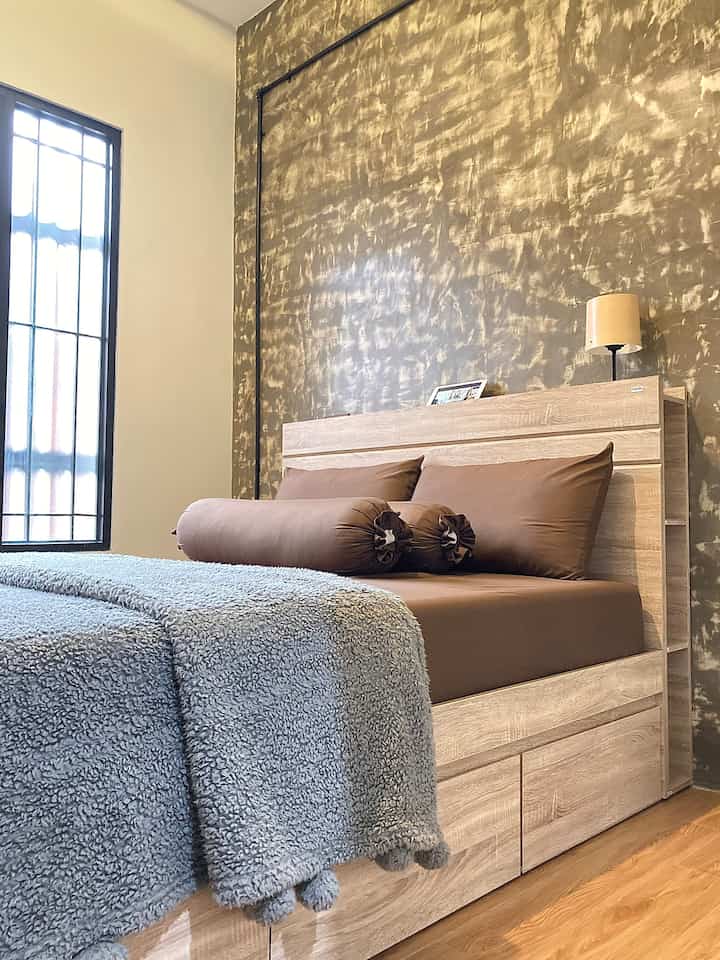 Hai semua, kenalin ini kamar tidur ku yang akhir nya punya dipan juga kasur nya 😍. 

Setelah pencarian lama,akhir nya menjatuhkan pilihan ke dipan dengan storage di kanan dan kiri nya , yang kanan storage tertutup yang kiri storage terbuka. 

Penting bagi ku untuk dipan ada storage nya agar dipan nya lebih fungsional. 

Dipan ini bukan kayu solid tetapi dengan design minimalis dan motif kayunya, menurut ku ini sangat cocok berada di kamar utama Roemah Pakal. 

#kamartidur #bedroomidea #bedroom #industrial #dipanstorage #dipanminimalis #bedroominspo