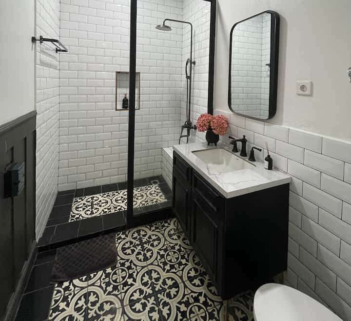 Si monocrome favorite tamu nih. Pada lama kalau udah di sini. Ngak tahu ngapain aja. Padahal ukurannya cuma 1,5 m x 2,8 m aja. Perpaduan bagian kering dan basaj yang dipisah oleh ice glass berbingkai pvc hitam. Lantai menggunakan tegel biar berkesan natural. Semoga bisa jadi inspirasi bathroom mini. 

#FavoriteMoment
#FavoriteRooms
#FavoriteDecorItems
#bathroom
#minibathroom
