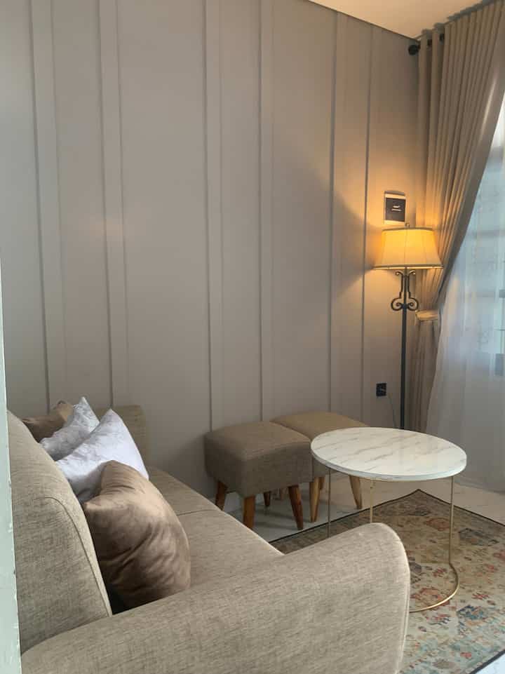 Area santai di nasr.living dengan dekorasi simple dan skylight pada area ceilling agar memberikan pencahayaan alami sehingga ruangan terlihat terang dan adanya sedikit wall moulding pada sisi dinding dengan di beri warna soft memberikan kesan berbeda pada ruangan.
#inspirasirumah
#roomsdecor
#nasrliving
#rumahdeveloper
#interiorlivingroom