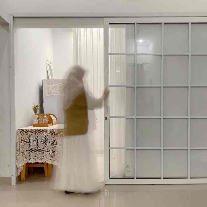 Ruangan Estetik dirumahku, dengan furniture pertama, Meja makan yang diganti sayang 🤍✨

#OClassPhotography #AestheticRoom
#yositriaa #90m2 #rumahdeveloper #tinyhouse #rumahminimalis #scandinavian #slidingdoor