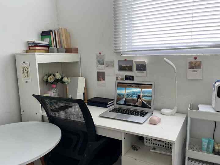 Home office yang jadi satu dengan bedroom ini termasuk yang paling sering aku gunakan. Karena meja dan kursinya nyaman untuk bekerja.

Meja yang dilengkapi dengan banyak kompartemen membuat barang-barang jadi lebih rapih~

#homeofficestyling #minimalist #decorlowbudget #rumahmungil #mejakerja #workingspace #desksetup