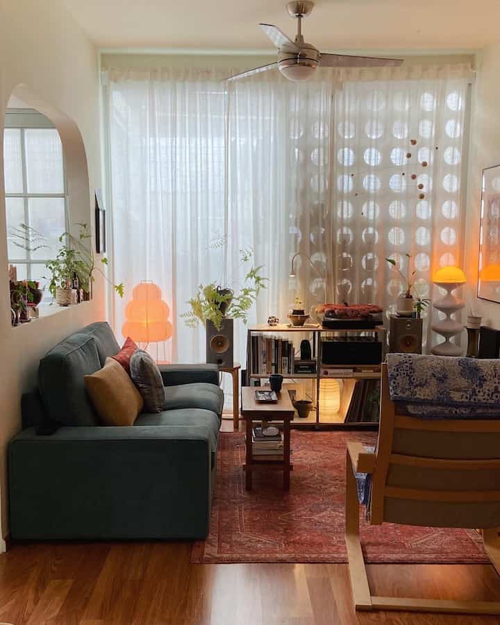 Pagi hari ketika semua orang masih tidur, waktu favoritku untuk punya ruang sendiri dan kedamaian #momlife 🕊️

#momen favorit
#ruangan favorit
#dekorasi favorit