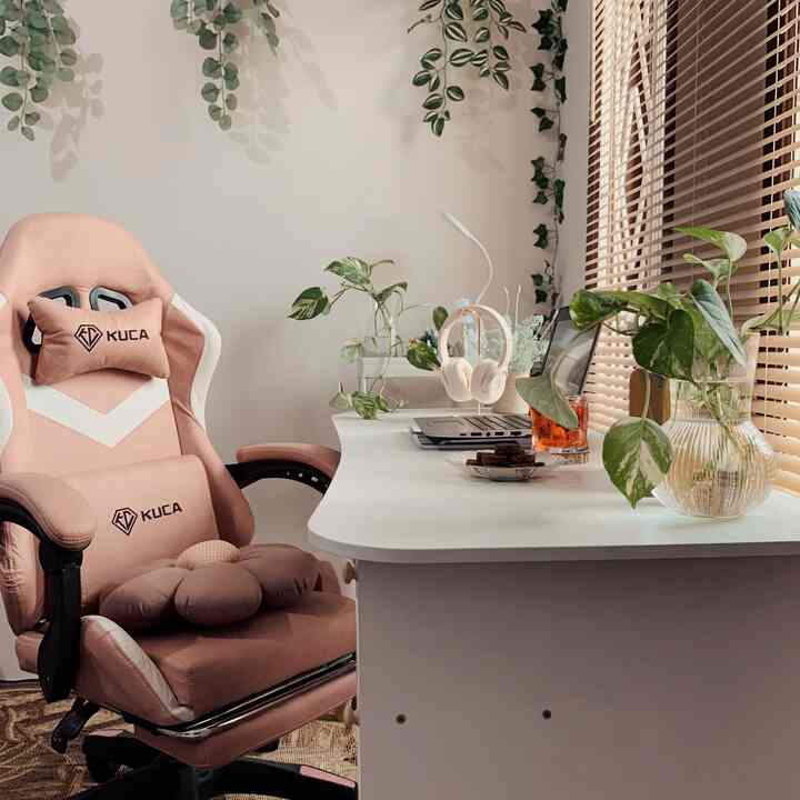 Aku masih sambil belajar, please kasih tau aku, suka decor dengan tone creamy dan dihiasi hijau hijau gitu disebut apa ya? hehehe 🤭

#DeskWork #DeskSetup #DeskSpace #DeskInspo #DeskRoom #DeskGoals #Minimalist 