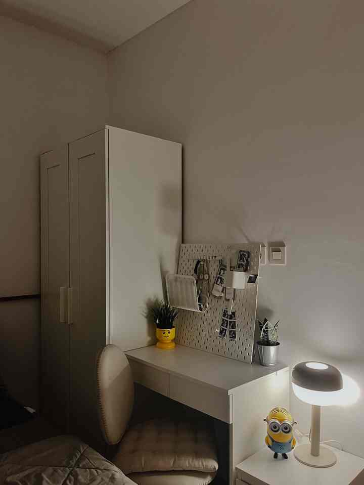 Ruangan ini memiliki 2 fungsi yaitu ruang kerja dan kamar tamu.
Karena fungsinya yang fleksibel, maka harus didukung dengan furniture yang multifungsi, seperti dipan tempat tidur yang kami pilih.
Dipan ini bisa dijadikan ukuran single dan double sesuai kebutuhan, begitu juga dengan meja yang bisa dijadikan meja rias dan meja kerja. 
Furniture multifungsi menjadi solusi untuk memaksimalkan fungsi ukuran ruangan yang terbatas.

#2ndBedroom #BedroomStyling #DeskSetup #BedroomInspo #TinyHouse #rumahcluster #scandinavian