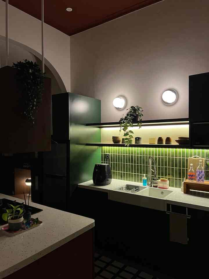 Suasana dapur saat malam hari. #KitchenAtNight #KitchenInspiration #KitchenDecoration #LivingAlone #LowLight