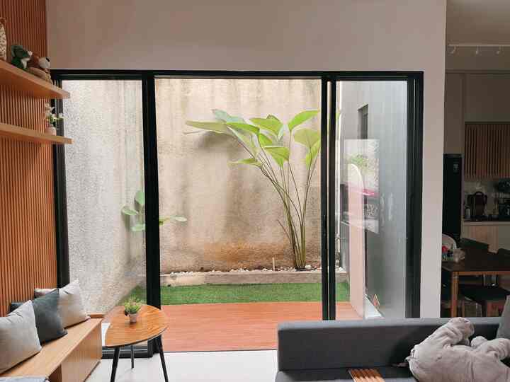 Taman semi outdoor yang pingin aku rombak😂 
Sedang mencari inspirasi taman lewat tetangga online nih.. kira2 tanaman apa ya yang low maintenance tapi tetap bagus? Aku pasang calathea beberapa pada mati, tapi ada juga yang subur banget menjulang tinggi. Slide awal keadaaan sekarang, slide akhir ketika taman nya fresh bgt baru dibuat🤣😅 



#TamanKering
#TamanSemiOutdoor
#TamanIdeas
#RumahMinimalist
#Japandi