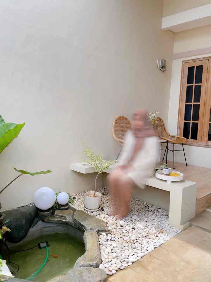 Moment favoritku dirumah yaitu duduk di taman kecilku
Sambil lihat ikan, gak lupa aku juga suka ngemil sembari ngopi🥰

Meskipun taman dan kolam nya super mini ini tapi rasanya bisa merelaksasi setelah seharian penat beraktifitas😬

#favoritemoment #favoriterooms #favoritedecoritems #tamanmungil #terasminimalis #terasmungil #rumahsubsidi
