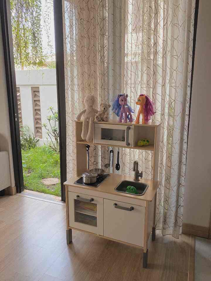 Karna dirumah kita memang belom ada ruang khusus bermain jadi selain untuk Livingroom terkadang bagian ini juga suka aku jadikan tempat bermain anak ditambah ada pintu samping langsung ke taman jadi sirkulasi udara nya juga cukup bagus.. 


#RumahMungil #RuangBermain #Decorlowbudget #RumahDeveloper #RumahCluster #LiveWithKids 