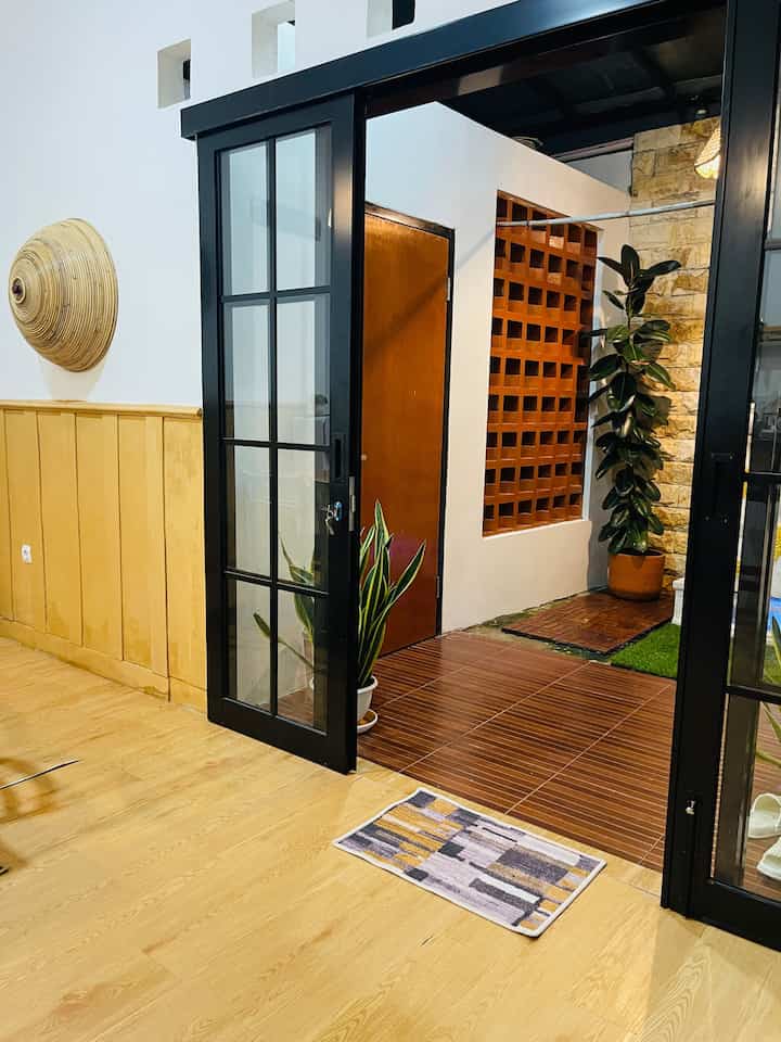 Ini pintu samping menuju taman di dalam rumah, biasanya suka di pakai untuk masak lesehan kalau acara acara ngumpul keluarga,
#scandinavian
#tamankering
#tamanindoor
#rumahscandinavian
#inspirasitamanindoor