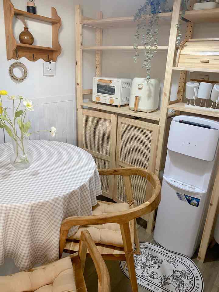 Halooo semua perkenalkan ruang makan dengan sentuhan japandi ini baru hasil makeover aku. MasyaAllah alhamdulillah akhirnya wishlist aku punya rak ivar dari ikea terchecklist juga dan bisa join di ruang makan mungil aku. Ukurannya sangat mungil cuman 2x2 tapi compact bgd buat keluarga kecil kita, karna dalam ruangan ini sudah ada meja makan, dispenser, dan printilan dapur elektronik yg warnanya aku senada in dengan tema rumah aku yaitu white and wood 😍😍🤍🤎
#diningroom #diningroominspo #ruangmakanjapandi #japandi #minimalist #dekorasiruangmakan #diningroomstyle