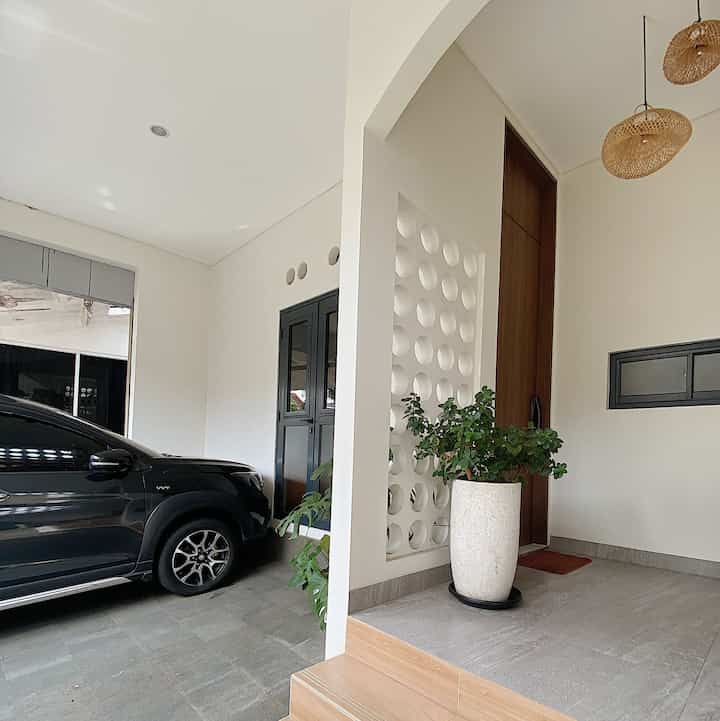 Teras depan rumah biasa kami buat untuk duduk-duduk santai, atau terima tamu sekedar ngobrol2 singkat dan santai. Disini paksu juga kadang dapat ide2 segar karena anginya sejuk dan nyaman juga. 

Kira2, perlu ditambah apa lagi ya teman2?

#terasrumah
#teras
#japandihouse
#nordic
#griyanagari