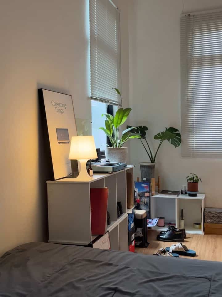 Masih menjadi sudut favoritku di kamarku🫶🏻

#favoritecorner #midcentury #bedroom #bedroomdecor #bedroomcorner #bedroomideas #cornerideas #aestheticcorner