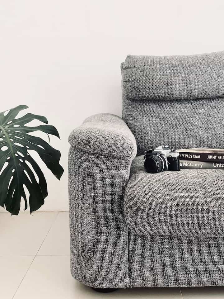 Barang bekas, bukan berarti jelek yah.
Di rumah kami ada beberapa barang bekas yang masih layak pakai.
Salah satunya sofa ini aku dapetin di Asis (barang display) IKEA dengan harga yang sangat terjangkau. Lalu ada TV bekas dll.
Buat aku dan suami, merubah atau merawat barang bekas yang masih dipakai adalah tantangan tersendiri, dan bisa hemat budget #homedecor #decoridea #inspiringhome #homeliving #recomendation