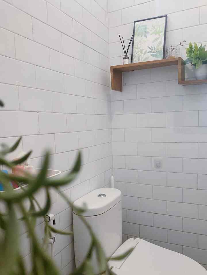 Halo dari kamar mandi sederhana kami! Kamar mandi ini kombinasi warna putih, abu, dengan sentuhan dekorasi kayu dan tanaman untuk kesan yang lebih homy ✨
#kamarmandi #bathroom #bathroomstyling #smallbathroom #toilet #japandi #modern
