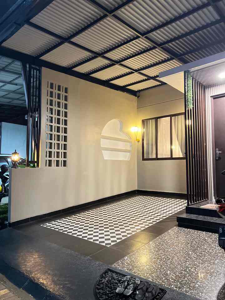 Fasad rumah bawaan developer. Renovasinya hanya perapihan saja dan tidak banyak mengubah bentuk. Renovasi area depan ini akhirnyasudah lumayan rapih 70%. Renovasi area depan rumah ini meliputi, pemasangan granit dan keramik carport, pemasangan roster, pembuatan tembok pembatas, dan pemasangan lampu-lampu.

#fasad #fasadminimalis #renovasifasad #budgetrenovasi #cateksterior #pemasangankeramik #pemasangangranit #lightingeksterior #fasadrumah