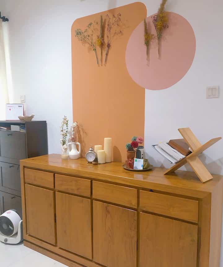 A side that is rarely photographed and uploaded hahaha. This cabinet was originally intended to be a TV cabinet. But because our children were too lazy to watch TV, we finally put the TV in my husband's work room. Change them into decorative prints to sweeten the room...
#eklektikhome #cabinetjati #printilanestetik #warmhome #vasbungaputih #printilanonbudget