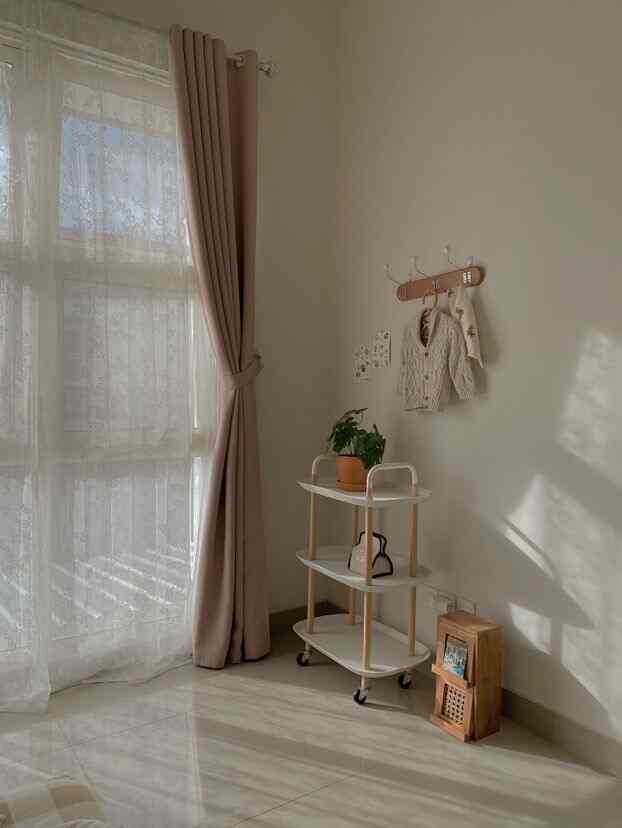 #bedroomcorner
#whiteandwoodroom
#clusterhouse
#trolliesthetic
#flower vase
#tissuecase
#lacirotan