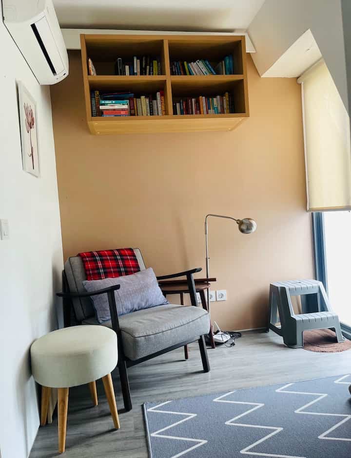 Ruang baca yang selalu menyenangkan. Aku lagi suka banget baca2 buku non fiksi. Nahh apalagi bacanya disini, karena tidak terlalu butuh cahaya lampu, cukup buka jendela saja, terang alami dan bikin betah lama2 di ruangan ini. #minilibrary #skandinavia #japandi #depok #rumahcluster #rumahdeveloper #decorlowbudget 