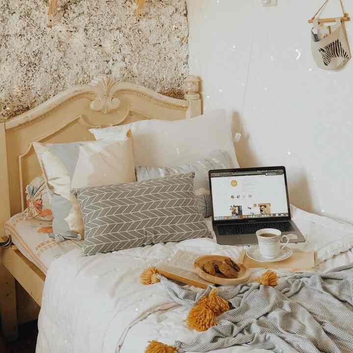 Suasana yang aku suka banget dan menurut aku homey banget adalah saat mendung dan chill di kasur dengan beberapa kerjaan ringan, kukis dan teh. Ditamabah lagi bercengkrama dengan anabul kesaya gan✨

#mendung #suasanafavorit #FavoriteMoment
#FavoriteRooms #FavoriteDecorItems