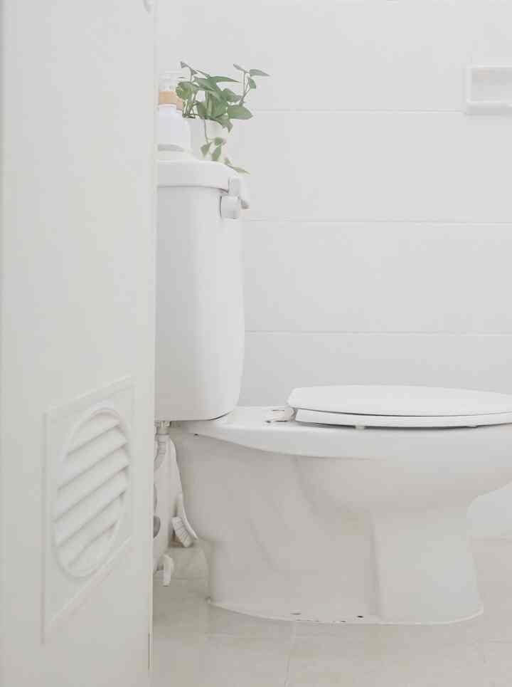 Kamar mandi yang sebelumnya didominasi cream dan warna merah. Saya makeover dengan repaint dinding kamar mandi menjadi putih dan mengganti keramik 🤍

#HomeMakeover
#DecorLowBudget
#RumahLama
#Scandinavian
#Japandi
#Bandung
#BathroomInspiration