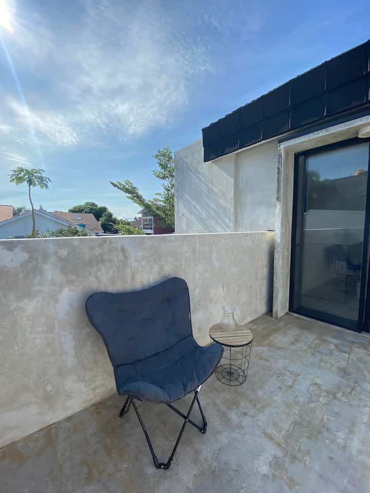 Rooftop 

Masih minim sentuhan karena termasuk area yang masih jarang digunakan hihii next time kita rombak jadi apaa yaa kira? 😆😆

#industrialrooftop #rooftop #modernindustrial #homedecor #industrialdecoration