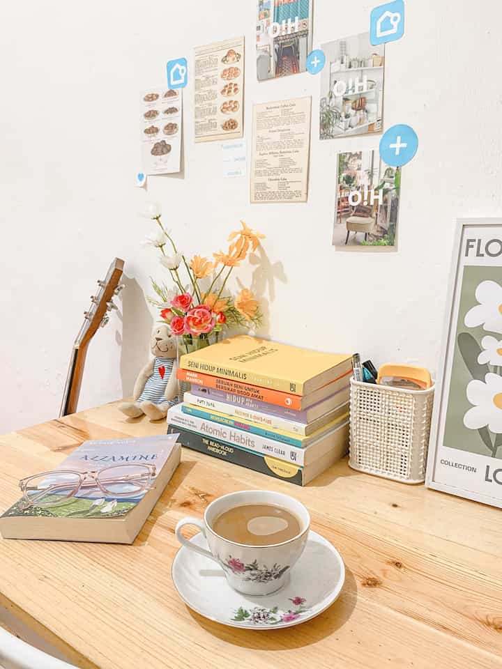 Waktu favorite untuk sejenak menikmati hari ku biasanya ada di jam jam setelah aku mengantar anak ke sekolah. Setelah selesai dengan pekerjaan domestik pasti ku sempatkan menikmati secangkir kopi disini :) 
#favoritemoment #favoriterooms #favoritedecoraitem #homeoffice #readingroom #coffeecorner #minimalisthome #rumahminimalis #tangsel
