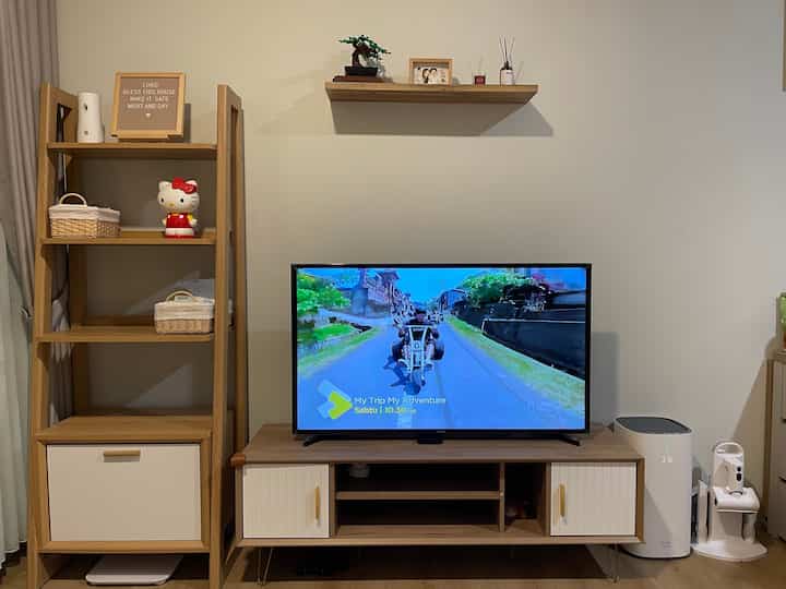 Karena belum bisa pakai interior design di living room, akhirnya kami buat seadanya dulu dengan furniture langsung jadi hehe

Dan hasilnya masih bagus banget dan sesuai sama selera kami 😍

#livingroom
#japandi
#minimalist
#aestethic
#cozy
#tinyhome