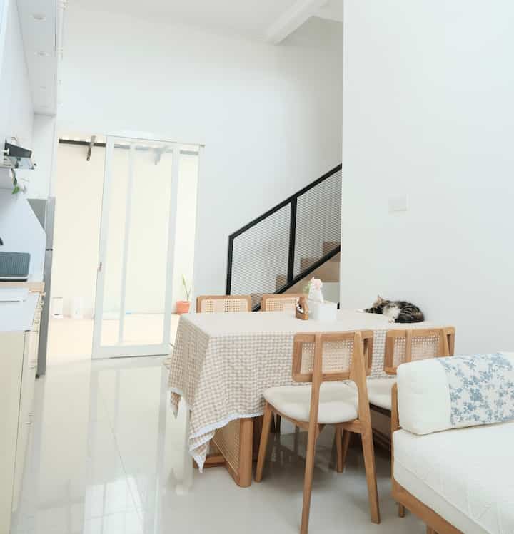 Mini home tour di lantai 1 Damaruma ✨

Lantai 1 sebagian dibuat konsep open space yang di gunakan untuk living room, dining room dan kitchen. Kami memilih konsep ini karena ukuran tanah yang kecil namun ingin memberikan kesan luar dengan menghilangkan batasan antar ruangan

#OpenSpaceIdeas #WoodFurniture #KoreanJapandiLook #WhiteWoodHouse #MinimalistHouse