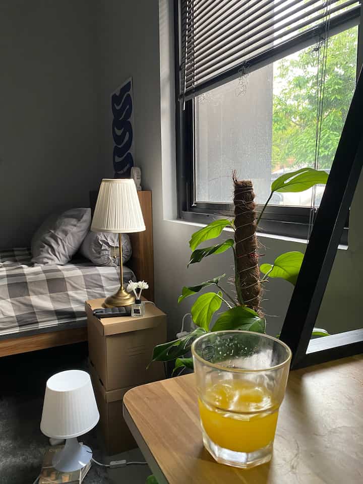 #labeloftones - Sunday well spend

Enjoy the uncertain Sunday weather by keeping your bedroom clean and don't forget a glass of vitamin C so that your immune system is maintained at the end.

#bedroomdesign #roomdecor #roomdecoridea #midcenturymodern #bedroomboy #interiordesign