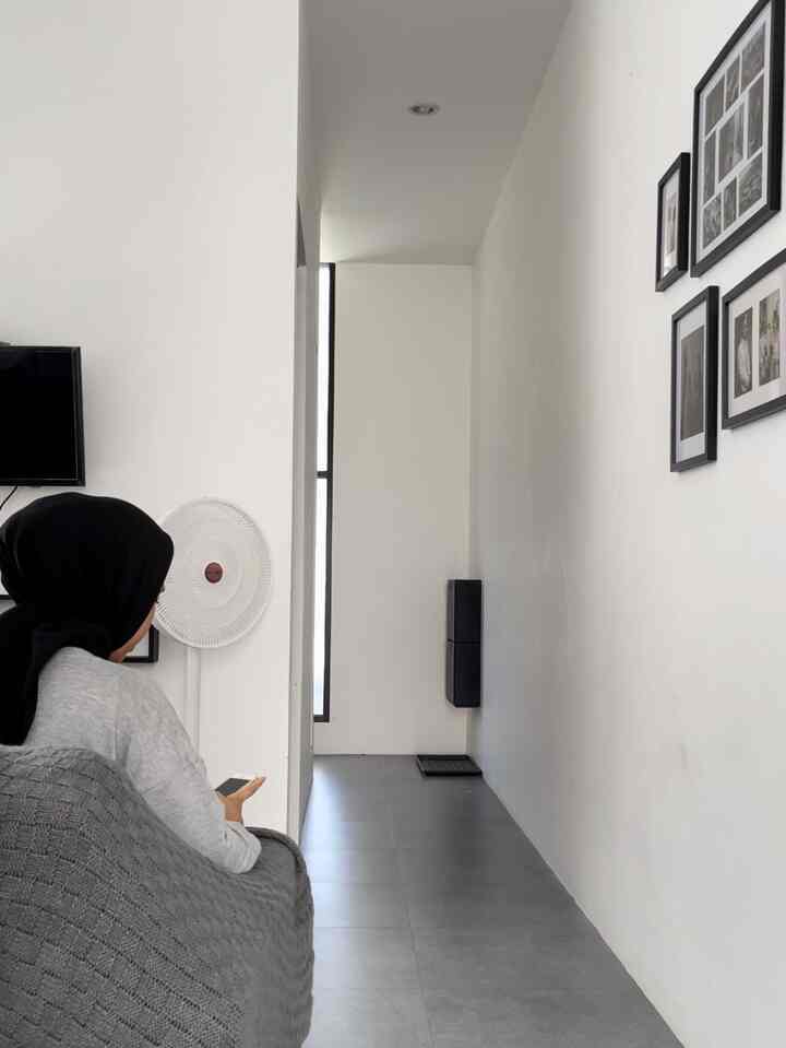 Momen favorit dirumah pagi sampai menuju siang di living room ini karena bisa ngeteh atau ngopi sambil kerja di sofa favorit ini!

#FavoriteMoment #FavoriteRooms #FavoriteDecorItems #LivingRoom #FavoritPlace #MinimalistHome #CustomInterior #MonochromeDesign