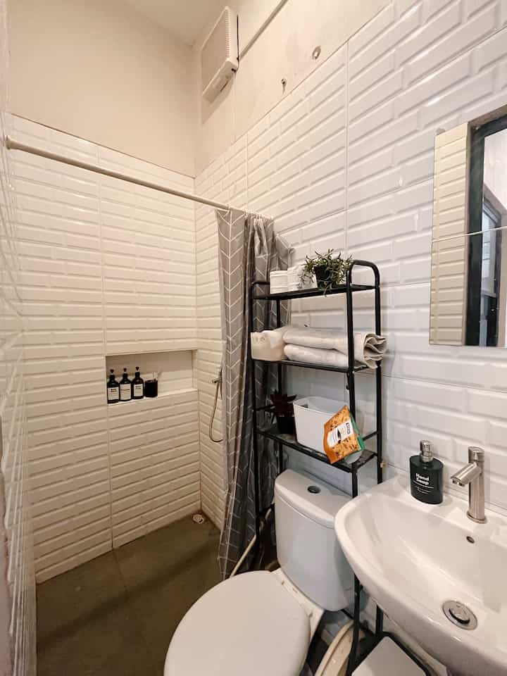 ✨BATHROOM✨ 

Guest bathroom, kecil dan belum banyak dekorasi tapi dimanfaatkan dengan baik. Penambahan exhouse juga berpengaruh dalam pembuatan kamar mandi ini. 

Masih didominasi dengan color pallete hitam dan putih sesuai dengan warna tema rumah ini 🫶🏻🫶🏻
#bathroom #minibathroom #smallbathroom #homedecor #homesweethome 