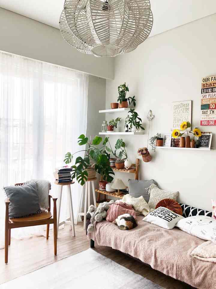 Yuhuu! Ruangan ini dibuat saat pandemi. Supaya betah bekerja dari rumah, diupayakan senyaman mungkin. Dengan budget terbatas, pernik-pernik bisa banget kok dipilih sesuai budget dan tetap estetik. Pilihan warna, dan memasukan tanaman, menurut saya, bikin ruangan estetik banget. Selain mpus ya🤣

Saat pandemi usai, ruangan ini malah jadi sering dikunjungi teman-teman yang WFA- work from anywhere. ‘kaya cafe bun, estetik!’ 
alhamdulillah, ternyata bikin seneng orang lain juga yaaa

#OClassPhotography #AestheticRoom