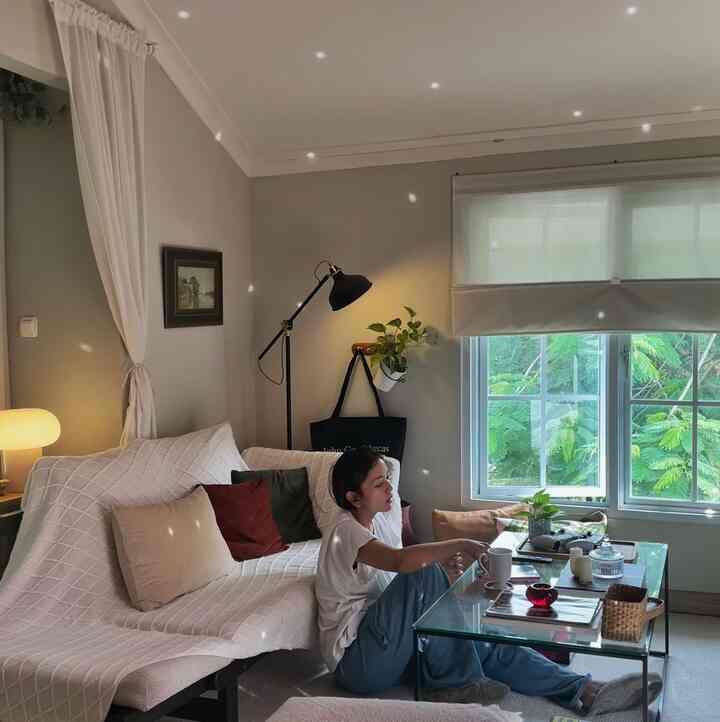 Sore2 santai baca komik dan minum kopi adalah momen favoritku dirumah 🥰 #FavouriteMoment #FavouriteRooms #FavouriteDecorItems #SmallSpace #TinyHouse #Tangerang 