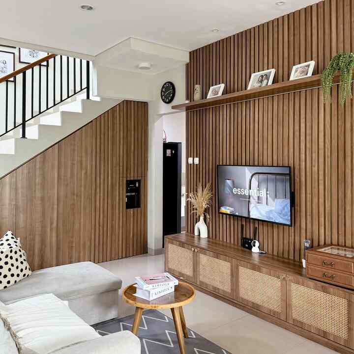 The most aesthetic room di rumahku = my living room ku ini🤎

Love the color palette di rumah ini karna aku pgn bgt warna yg timeless seperti perpaduan kayu - warna abu - and lil bit of black✨

Thank you for #OClassPhotography beberapa waktu lalu bener2 nambah ilmu syekaliii ✨

#BringColorsToMyHome 
#HomeColorPalette
#PaletWarnaRumah 