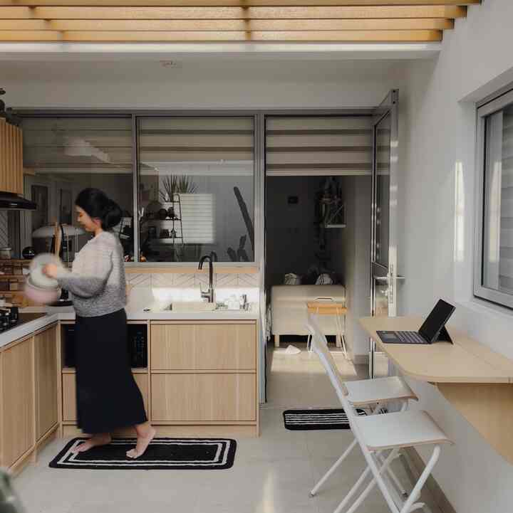 Implementasi O!Class “Iphone Hacks : Level Up Your Photo Game”

Pada slide foto ini kami berusaha mengimplementasikan materi dari O! Class, yaitu :
1. Penggunaan Natural Light
2. Proporsi Foto sesuai Grid
3. Human Elemen menggunakan Long Expossure
4. Menghidupkan foto dengan pensuasanaan ruang “cozy vibes”

Rangkaian foto dari slide 1-5 menceritakan tentang suasana pagi hari di ruangan paling estetik dalam rumah kami yaitu Mini Kitchen dan Halaman Belakang.

Kami memanfaatkan cahaya matahari pagi yang memantulkan pembayangan sebagai salah satu elemen penambah nilai estetika dalam foto.

Foto demi foto menggambarkan aktivitas yang sedang berlangsung dalam ruangan, kami menghadirkan human element agar foto lebih terkesan ‘hidup’ dan dapat menyampaikan kisah kepada yang melihat layaknya sebuah karya seni.

Dari berbagai informasi yang tertangkap dalam foto, kami ingin menggambarkan sebuah ruangan yang tidak hanya estetik tetapi dapat mewadahi aktivitas penghuninya dengan nyaman.

#OClassPhotography #AestheticRoom 