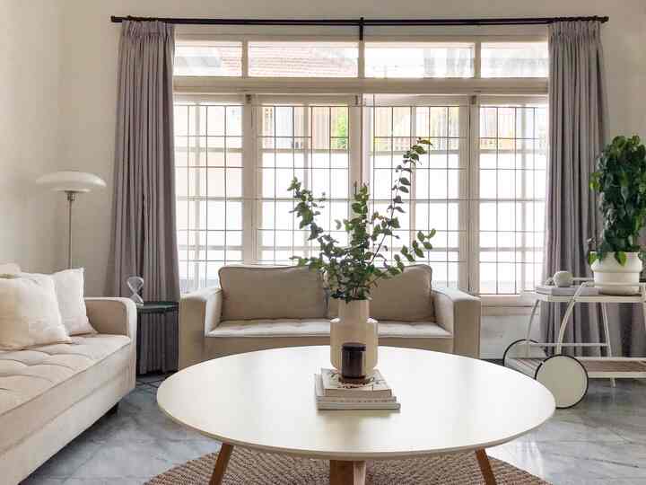 Dekorasi minimal di ruang tamu ini sengaja dipilih supaya berasa zen saat tamu masuk ke dalam rumah. 

#dekorasiruangtamu #ruangtamu #indoorplants #midcenturymodern #coffeetable #livingroom #artprint