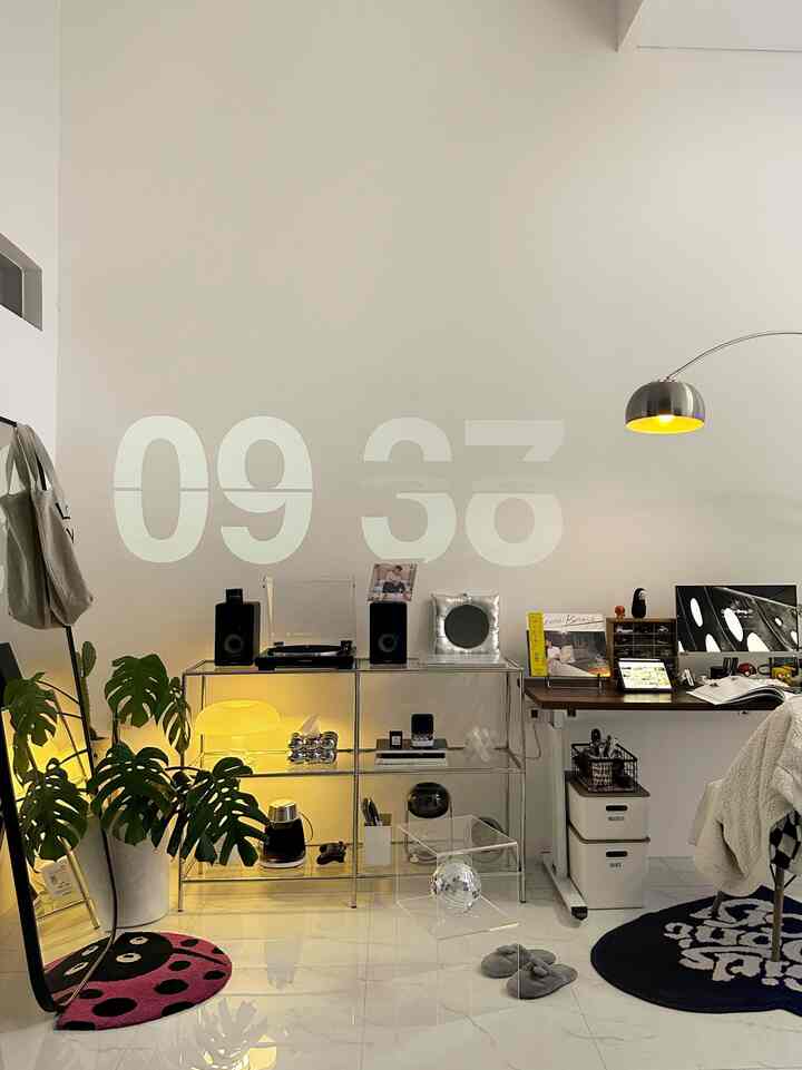 Color Palette •
-

Palet warna di AK House cenderung White dengan beberapa kombinasi warna contohnya di slide pertama sudut hiburan nampak warna kuning dari lampu, slide kedua disaat pagi hari terlihat white, slide ketiga suasana kamar tanpa penerangan tapi ada pantulan disco ball dari cahaya luar, slide keempat warna monochrome kitchen area , slide kelima kamar mandi monochrome juga
-
#BringColorsToMyHome #HomeColorPalette #PaletWarnaRumah #Homedecor #home #minimalist #rumahpribadi #bauhaus #monochrome #angkahouse #72sqm 