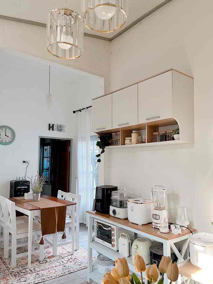 Haii share pencahayaan alami di dapur rumah yasmine.
Aku memiliki jendela di dapur dan juga skylight lebar dari garasi yang menerangi sampai ke ruang makan. 
Tanpa lampu dapur ku terang , aku suka cahaya hangat di dapur ini. Salah satu sudut di dapur ku. Aku baru menata ulang nya pekan ini 🥰 itulah kalau bosan aku biasanya rotasi ulang tata letak.
#PencahayaanAlami
#BrightHouse
#NaturalLighting #rumahyasmine #americanclassic #farmhouse #rumahsederhana #inspirasidapur #dapurcantik #kitcheninspiration #diningroom 