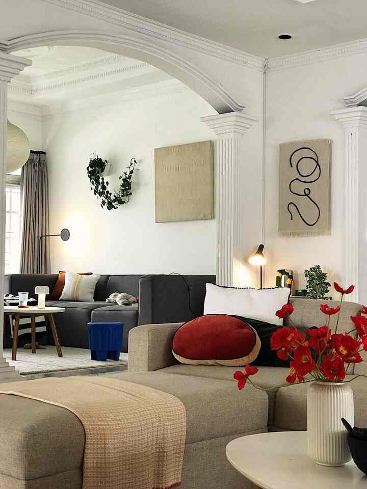 外は曇っていて、窓はすべて色ガラスだったので、写真を撮るのは少し難しかったです。場合によっては、まだ日中や夕方で、写真が暗くなりすぎないように照明をオンにする必要があります。

#OClassPhotography #Aestheticroom #livingroom #midcenturymodern #livingroomstyling #livingroomdecoration #moodlighting