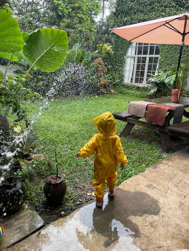 Favourite moments in home . Ditaman dengan bangku taman dan payung taman kesukaan kita tempat kita ngumpul2 #favouritemoment #favouriterooms #favouritedecoritems