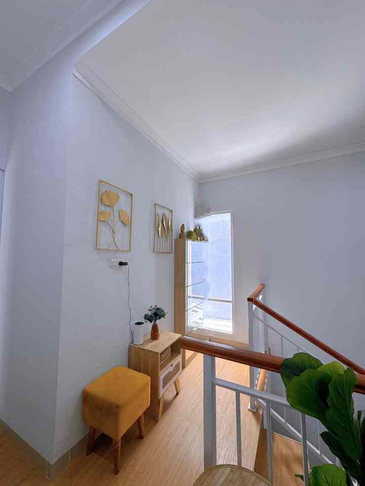 Space ini adalah yg selalu di lewati saat naik atau turun tangga antara ruang kerja dan kamar lantai 2. 

Biar gak kosong ibun menaruh rak sepatu khusus sepatunya anak-anak dan stol agar memudahkan anak-anak ketika akan pergi.

Warna perabot masih stay di white wood dan sedikit sentuhan warna gold di hiasan dinding.





#sudutrumah #perabotrumah #potrustic #rumah2lantai #inspirasidekor 