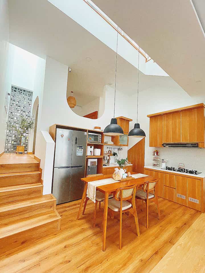 My fav kitchen, 
Kitchen dgn model L yg kepotong krn disudutnya ternyata lebih berguna jadi gudang mini, that’s why meja kitchen setnya akhirnya berpisah :)

#kitchenanddiningarea #drykitchen #dapurminimalis #kitchendecor #kitchendecoration #scandinavianhome #splitlevelhouse