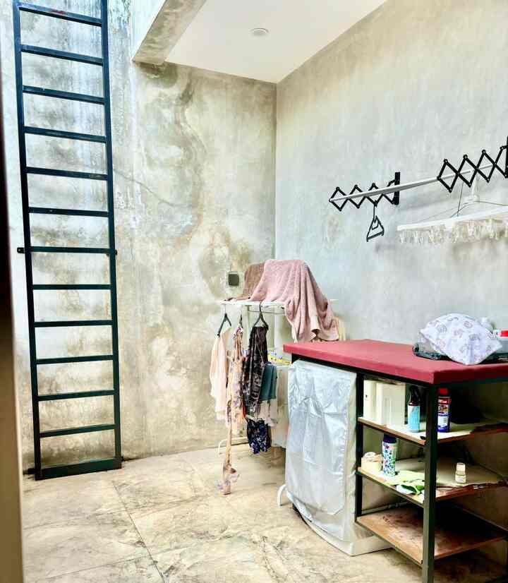 Kali ini kita spill laundry room di rumah ini, ada space kecil memang di desain untuk laundry room. Jadi sengaja area nya dibiarkan terbuka dan arahnya mengadap ke taman. 
#laundryroom
#ruangcuci
#rumahindustrial
#rumahcibubur
#rumahindustrial
#industrialhome