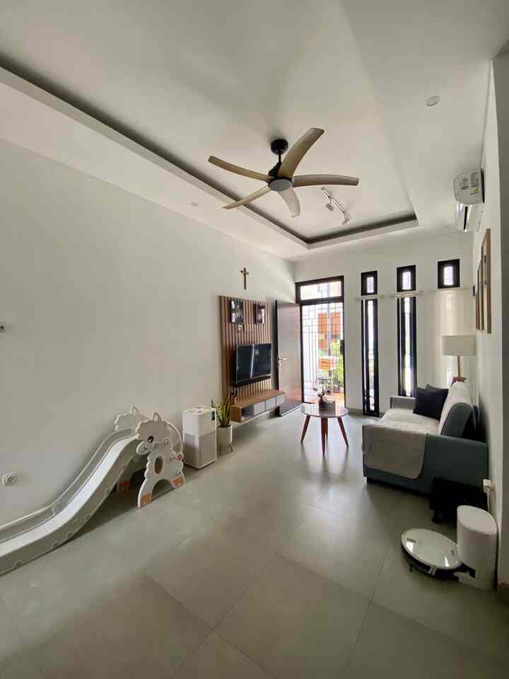 Capturing daylight moment in the middle of rainy season

Living room yang berlimpah cahaya karena mendapatkan pencahayaan dari beberapa sisi. Dari jendela depan, dan juga jendela yg ada di sisi tangga.
Paling suka kalau sinar matahari melimpah di ruangan ini 🫶☀️🌞

#PencahayaanAlami
#BrightHouse
#NaturalLighting
#Livingroom
#Ruangtamu